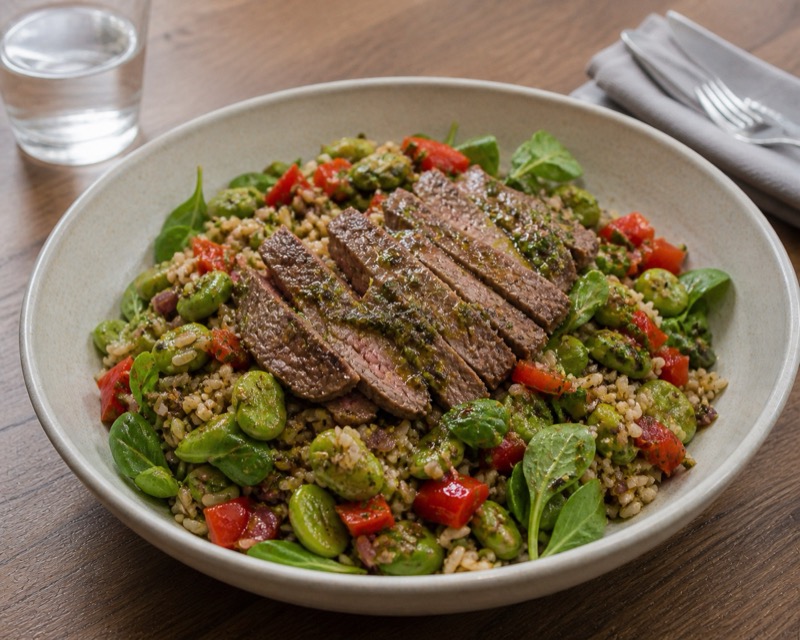 Salade van zilvervliesrijst met gegrilde biefstuk, tuinboontjes, rode paprika en veldsla